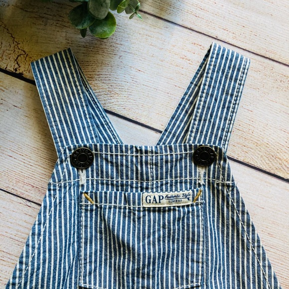Baby Gap Short Overall - Picture 2 of 9